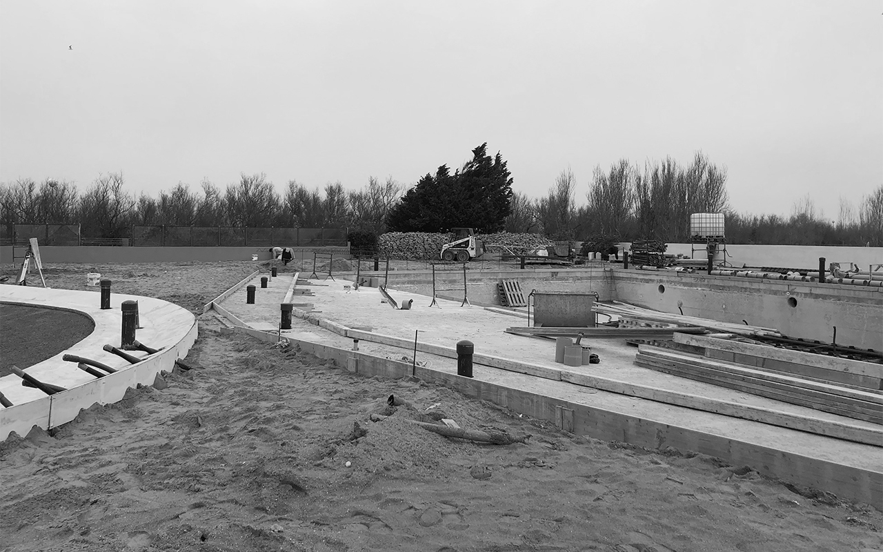 riqualificazione piscine del camping Rosapineta con adeguamento delle altezze del fondo e nuovo rivestimento, con bordo a sfioro
