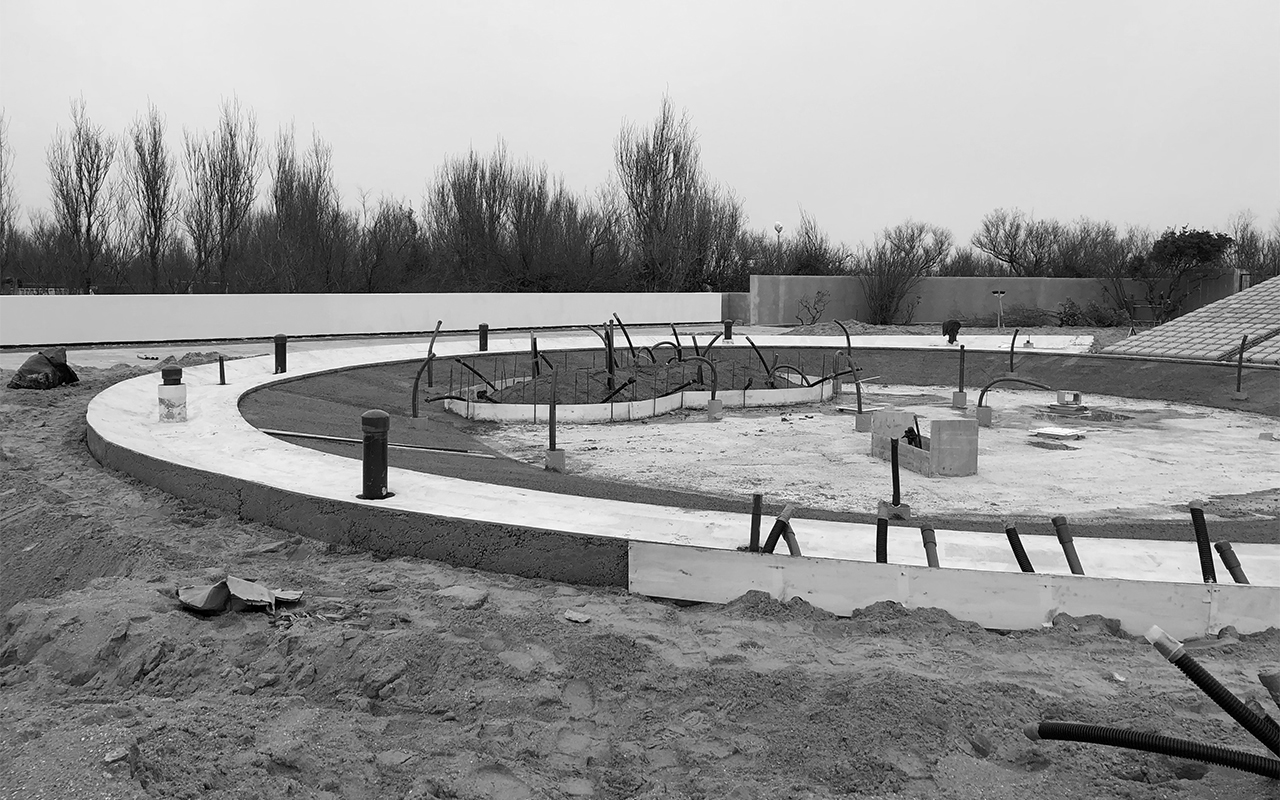 riqualificazione piscina bimbi del camping Rosapineta con adeguamento delle altezze del fondo e nuovo rivestimento, con bordo a sfioro