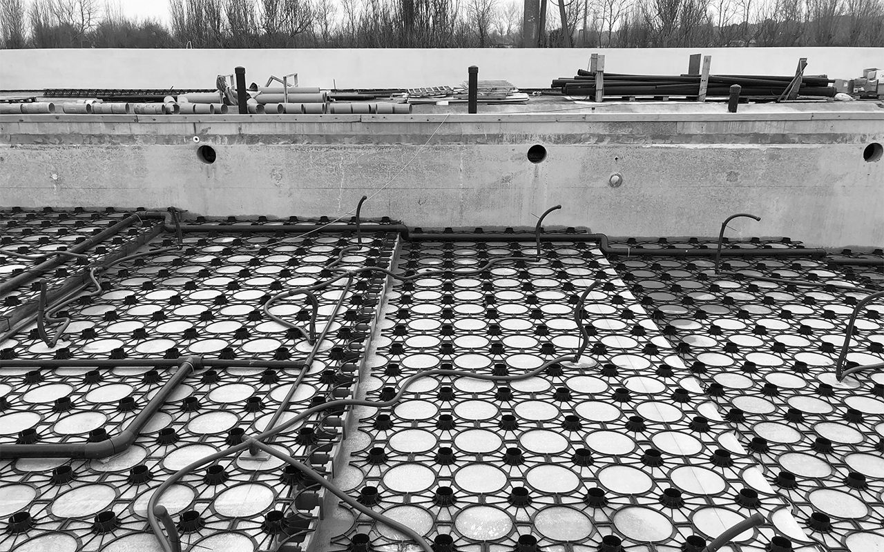 riqualificazione piscina del camping Rosapineta con adeguamento delle altezze del fondo e nuovo rivestimento, con bordo a sfioro