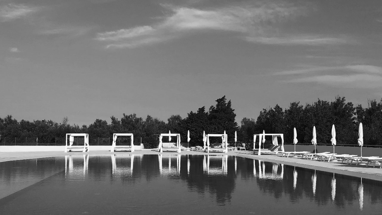 riqualificazione piscina camping con solarium e zona vip