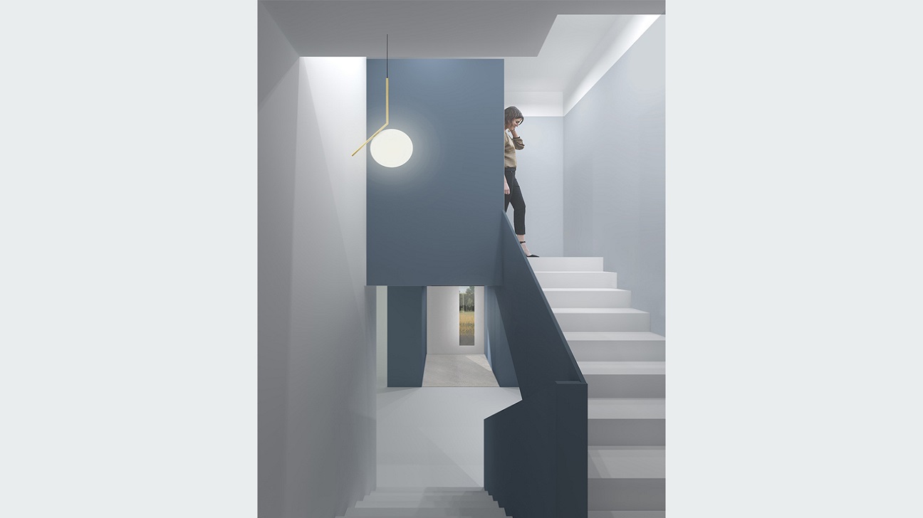 Nuovo arredo d'ingresso di colore blu, che si estende lungo la parete e sul corrimano della scala, creando un effetto di continuità e armonia.