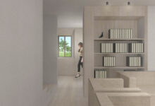 casa sui Colli Euganei con arredo in legno naturale chiaro che si abbina al pavimento, creando una divisione elegante tra l'ingresso e la zona giorno.
