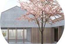 una corte centrale sulla quale affacciano tre volumi residenziali ad un piano. Architettura contemporanea in dialogo con il paesaggio rurale veneto